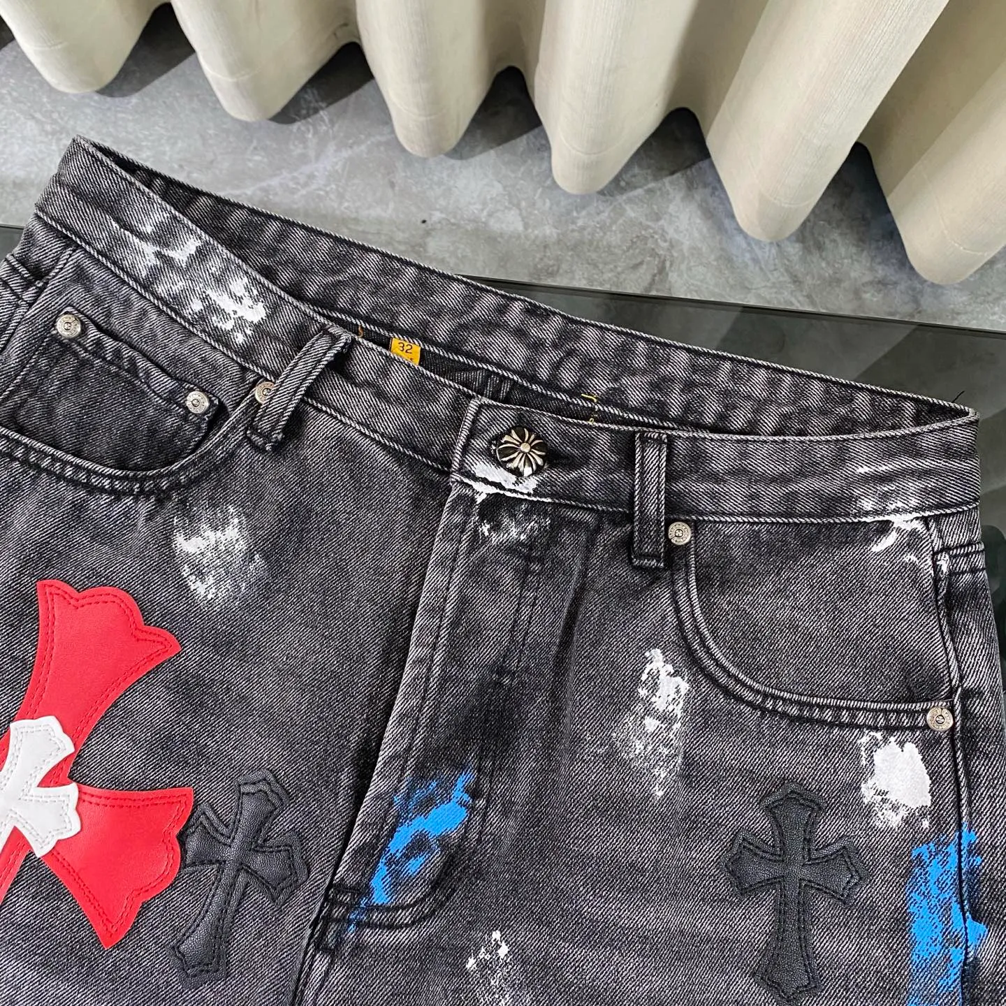 P270 CH Chromehearts colorful stitched cross patch leather retro hand-painted splash-ink jeans, counter price 34W level, patch cross flower embellishment, washed jeans! ! An absolutely high-end luxury product, a 1.9W-level god-level single product, a super popular product, made by top heavy industry, a magic weapon that cannot be missed! [About Zangyin] This is an extremely luxurious fashion brand that can also be called the aristocracy of the high street. It has always been an exclusive brand for some hipsters or rich second generations. Compared with ordinary high streets, it is more luxurious and noble. Compared with luxury brands, it is more fashionable and individual. It has always been a brand that I have a special liking for. [Top heavy industry fashion design] Consistently high-street luxury style. Speaking of this style, the Zangyin family and GU family are definitely the leading representative brands. Especially the Zangyin family has really achieved a state-of-the-art effect in creating high-street style. The unique washed material is used to create this style. The color system is already quite eye-catching. After it is decorated with patchwork cross flowers, it cleverly highlights the charm of the brand. Secondly, this style uses classic The high-waist cutting design highlights the long legs and fashionable temperament of the upper body. The brand is highly recognizable and the slim fit configuration is more suitable for daily wear. It is a product that interprets personality, fashion, and specifications at a glance. This single product is enough to make any fan excited. It can be a white T-shirt for a youthful college style, or a tight suspender for a royal style. It has strong matching ability and can be easily controlled by men.  [Materials and craftsmanship] Needless to say, this point goes without saying. As an excellent craftsman brand, Zangyin’s requirements for details and craftsmanship are really perfect. The washed color of this model has gone through so many processes, not to mention the embellishment of denim appliques. It is also purely hand-made and sewn. Just like what they believe in, only hand-made things have soul and have the meaning of wear. A top-notch heavy-duty fashionable denim item, I look forward to your perfect interpretation! !  Color: black gray Size: 28-36